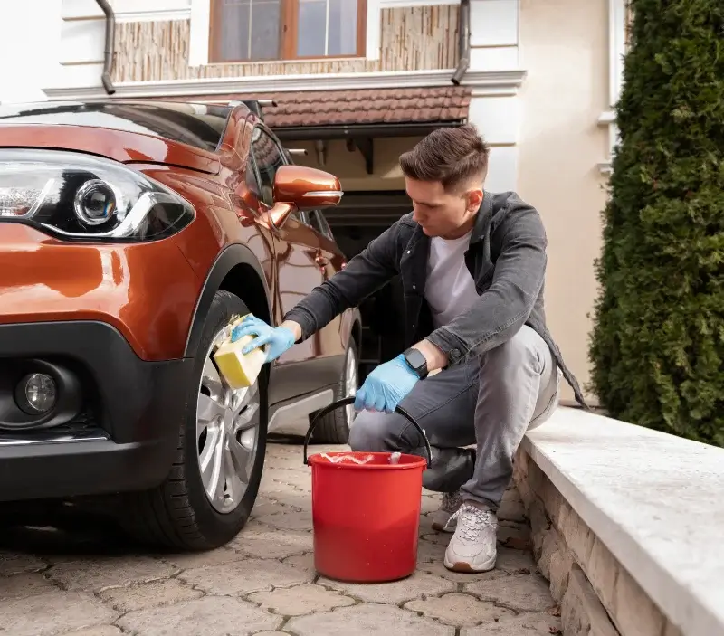 Lavage auto à domicile Les Arques : professionnel intervenant sur un véhicule